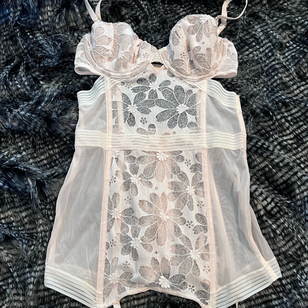 Victoria’s Secret lingerie 34B